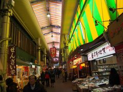 近江町市場

新幹線が開通し、観光客が増え庶民の台所ではなくなったらしいが、市場好きとしては行っておかないと。