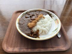 などと思いつつ、お腹がすいたのでランチ。ただ、インバウンドでオージーをはじめとした外国人に大人気のリゾート地。ランチもなかなかのお値段。レストハウスにあるフードコーナー（センターハウスのレストランと同系列）で頼んだカツカレーは1800円（これはレストランと同価格、ほかのものは若干レストランより安かった）