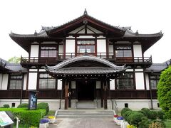 華甍は明治36年に高市郡教育博物館として建設され、昭和4年から町役場としても使われたそうです。今井町の歴史を解説する資料が展示され、予約で町並みガイドをお願いすることもできます。