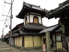 今井町はこの称念寺の境内地として発達した寺内町であり、散策には欠かせないスポット。本堂は江戸時代初期に再建された浄土真宗の建物ですが、このときは修復中でした。
