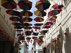 そして、アゲダ(ポルトガル)みたいな光景。

古い街の感じとクオリティー低めの傘飾りがマッチして、アゲダとは違う雰囲気が面白い。
