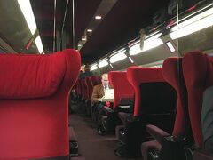 アムステルダム中央駅８時１７分発　
アントワープ中央駅９時３０分着

THALYS（パリ行き）です。

１等席、８０ユーロ。

日帰りでの旅ですが国境を超えるので、念のためパスポートを持っていきます。（特に使わないのですが）

パスポートはユニクロのウルトラライトダウンコンパクトジャケットの内ポケットに入れておきます。（とても安全！）

内装も赤でおしゃれです。隣のシートにご夫婦がいました。
私がベルギーのガイドを読んでいると、声をかけてくれました。

「こんにちは、日本人の方ですか？」

突然の日本語にびっくりしました。
中国人のご夫婦だったのですが、奥様は数年間日本に住んでいたようで
日本語がとても上手です。

私はこれからベルギーに行くことを話したら
ご夫婦はこれからパリに行くのだそう。

私も数週間後、パリに行くので、その話もしました。

そして、私も仕事で中国に行くことも多かったので
あっという間に意気投合。Wechatで連絡先を交換して、仲良くなりました。

旅は出会いです。
