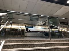 電車の乗り口のような場所でチケットを買っている人を発見したので、
窓口でオクトパスカードを購入しました。
６時前には開いていました。