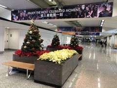 なんとか無事に到着です。
とりあえず、入国審査場を目指します。
すっかりクリスマス仕様ですね。