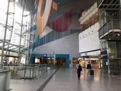 どこに駅の要素があるのか分からず、散策を続けます。
目的のお店もガイドブックを頼りに探しますが、全く見つかりません。