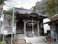 そして、次に立ち寄ったのは五所神社。
社殿は、路地から続く長い参道の奥に佇んでいる。
境内はとても狭いが、そこそこ立派な社殿が建っている。
元は、乱橋村の鎮守だった三嶋神社があった場所で、後に、材木座村の鎮守であった諏訪社など四社を合祀したため、五所神社と呼ばれているそうだ。