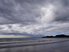 さらに歩いて行くと、目の前に材木座海岸が現れた。
空には雲が垂れ込め、印象的な風景だった。