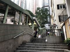 坂を限界まで登って疲れてきたところにエスカレータを発見しました。