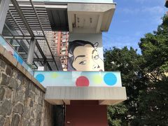 ひたすら坂を上がり続け、気がついたらPMQにやって来ました。
リアルなウォールアートがたくさんありました。