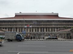 実は、台湾によく行っている友人から胡椒餅の事を聞いていて、それを探しに行きました。
台北駅の前を通ります。