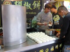 ありました。ここです
白いお餅みたいなものがたくさん並んでいます
福州世祖胡椒餅（フーゾウシーズーフージャオビン）重慶店
