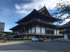 周辺散歩に出かけました。
ホテルのすぐ隣にある増上寺へ