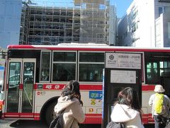 博物館の目の前の「岐阜公園・歴史博物館前」バス停に来てみるとちょうどバスがやって来ました。
