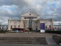 リトアニアの首都、ビリニュスの駅に到着
タリン、リガと貿易で栄えた海沿いの都市とは異なり、ビリニュスは内陸の都市