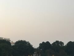 ホアンキエム湖の亀の塔です。由来は友人も知りませんでした。