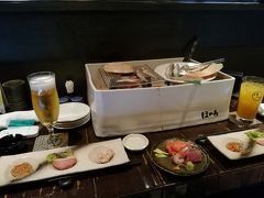 【２名様催行】びっくりオプション【札幌】夕食　囲炉裏Dining Bar ほのわ「特選北海道炙り膳」

結論から言います。
こちらのお店では、沢山の食べ物が出てはきましたが、すいません、コースの食べ物は美味しくなかったです。（たぶんコースがダメ）
席もカウンターで落ち着きませんでした。このオプションはもう選びません。
ということで、オプションもたまにはハズレがあります。

食い倒れの札幌ツアーはこれにて終了です。
あまり良い終わり方に出来ませんでしたが大満足です。JALオプション恐るべしです。
ただ、当分札幌はいいかな。

この後は、急いで空港行きの電車に乗り、ちょっとお土産をみて札幌を後にしました。

最後までご覧頂きありがとうございました。