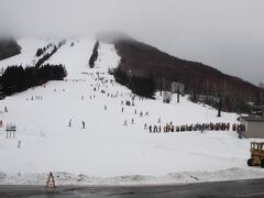 高天ヶ原スキー場　雪は良くないのに、げーっという人出
こんな状況でスキーを始めたら、スキー嫌いになりそう？(笑)