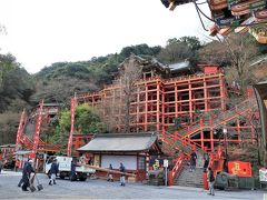 日本三大稲荷の一つだそうです。
清水寺のような造りで朱塗りの本殿がとても美しい。
来てよかった。