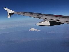 岩国発の東京行きです。
天気もよく富士山が最高によく見えました！

前回も窓側だったのですが、海の方だったので、
今回はその反省もいかして「A」席を指定！
大正解でした。