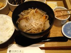 三泊目のホテルは銀座にあるので移動します。
昼食は「日本橋だし場はなれ」でだし椀御膳。
だしのきいた具沢山のお椀とお惣菜のセットです。
理想的な一汁三菜。
にんべんの直営店だけあってテーブルに置いてある、かつおぶしが美味しくて、これだけでご飯がすすんでしまう。