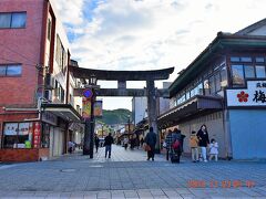 ここから参道が始まります。

早速、梅ヶ枝餅の看板がお出迎え(笑)