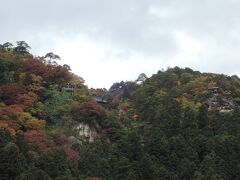 　山寺駅へ到着。
　ホーム上で見た山寺方面の遠景です。