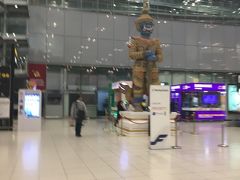 スワンナプーム空港到着。
1年半ぶりこの銅像。
タイに来たな～