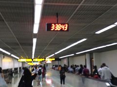 スマホをいじくり！うとうと眠れない時間を過ごし！  到着しました！ドンムアン空港 ( ´∀｀)