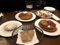 プラハ最後の夜は、２度目のLocal

ここのビールとタタラークという料理が最高に美味しい！！！！

焼いたパンにディップして食べるソースはなま肉と野菜に味付けしたもので、最初は海外で生肉を食べるのは気が引けたのですが、食べてみれば全然臭みもなくパクパクいけちゃいます！

プラハに来た際は是非！

地元民にも人気の店なので、予約しておくとスムーズです。
いつも行列ですが、この時は１５分くらいで席に通されました。