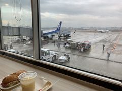 福岡空港からスタート。

朝早く家を出たので、空港のドトールで朝ごはん。
飛行機を見ながら、旅が始まるわくわく気分で♪
