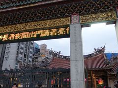 龍山寺の入り口の門。

電光表示が、中国っぽい（笑）
