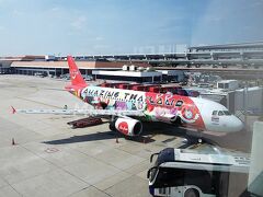 旅行２日目。
バンコク（ドンムアン）発のクラビ行きは、アメージングタイランドの塗装機で。
本来は、午前8時台の便を予約してから午前中にクラビに付く予定だったのが、欠航で振替便が、11時45分発のになってしまった。