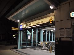 　高雄メトロ駅へ向かいます。