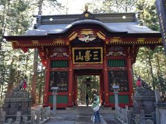 森の中に突然現れる派手な三峯神社の門。
字がすごく中国っぽい(笑)