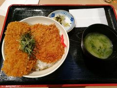 そして、秩父に来てからいろんな所で見かけて、ずっと気になっていたわらじカツ丼！
並だとカツが２枚、小だと１枚です。２枚だと多いかなと心配でしたが思ったよりカツがあっさりしていて美味しく…普通にぺろりｗ
周りを見るとお一人女子も何人かいて２枚のを食べてる様子。うん、納得。