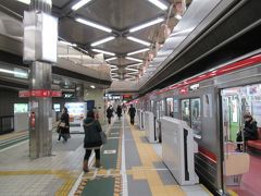 千里中央駅から地下鉄に乗って南下します。