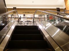 しばらく歩いて、誠品信義店へ。

来年日本にも進出する、誠品書店です。
ここも中は撮影禁止。

本屋さんがマグネットになっているショッピングセンターって、とっても素敵。本の展示方法もとってもおしゃれ。料理本の売り場には、キッチンスタジオもありました。