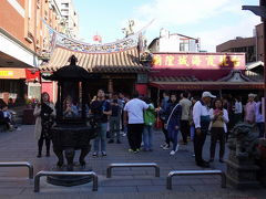 迪化街の中程にはお寺が。

台北霞海城隍廟です。