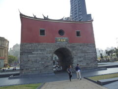 北門（承恩門） 表

北門（承恩門）を見ました。この門は、台北府城の五つあった門の一つで、当時の姿をとどめているのはここだけだそうです。数人の観光客が休んでいました。