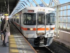 やって来た下り新快速大垣行きに乗り込みます。
３１３系という電車です。