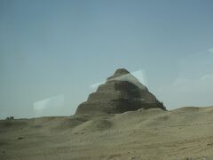 車窓にジョセル王のピラミッドが見えてきました。