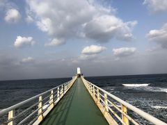 １２日、この日は前日早すぎて入れなかったブセナ海中展望塔へリベンジに行きました。
ちゃんと、９時に到着するように出発し、無事にチケットも購入。
ただ、この日もグラスボートは運休でした。とても残念ですが仕方がない。
展望塔だけでも楽しもうと思います。
桟橋を渡って行くのですが約150ｍと長く、そして高いです。