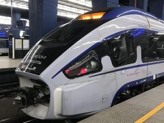 朝、9時45分発の電車でクラクフへ。
EIPというポーランドの新幹線のような列車。
前日購入で片道150ズロチ。所要時間2時間20分
そう考えるととてもお得。早めに予約しておけば、もっとやすくなるそう。

写真は別の列車。カッコいいからとパシャリ。

ポーランドの電車を見てて思うのは、サイズが大きくてカッコいいこと。