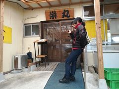 近くに漁師さんがやっている「浜の味栄丸」という食事処を見つけここで食事をすることに。ここも10人ほど並んでいましたが、待つこと10分ほどで順番が回ってきました。