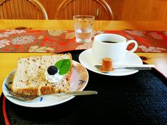 境内には神社直営のお茶屋さんがありそこでシフォンケーキとコーヒーのセットで一休み