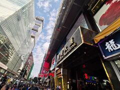 前日に両替したお金が底を突来そうだったので重慶大厦に戻ってきました。４千円両替しました。