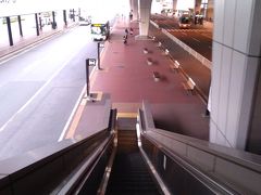 駐車場から第2ターミナルまでは歩く歩道ですぐ到着。

第3ターミナルやバス乗り場は歩く歩道の途中くらいにエスカレーターがあるので、歩く歩道降りて少し戻ると写真の場所のエスカレーターでバス乗り場に降りれました。