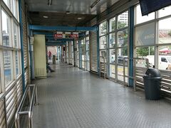 トランスジャカルタの駅構内
https://ja.wikipedia.org/wiki/%E3%83%88%E3%83%A9%E3%83%B3%E3%82%B9%E3%82%B8%E3%83%A3%E3%82%AB%E3%83%AB%E3%82%BF