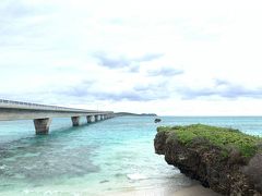 どんどんお天気は下り坂で、所によっては小雨も降っていました。
それでも、めげすに池間大橋まで来てみました。

近年、私たちが池間大橋に来る時は必ずお天気悪くて。。。
晴れたのは、初宮古島の時だけだったなぁ。
