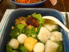 朝ごはん兼お昼ごはん。YUM&TUMでそれぞれ麺と、ソムタムキャロットはシェア。残念ながらここは友人の口にはあまり合わなかったよう。確かに、チェーン店の割に味が安定していなくて、この日はとっても甘かった！辛さ調節もできますが、普通といった時よりも、辛くなくと言った時の方が辛かったりします。